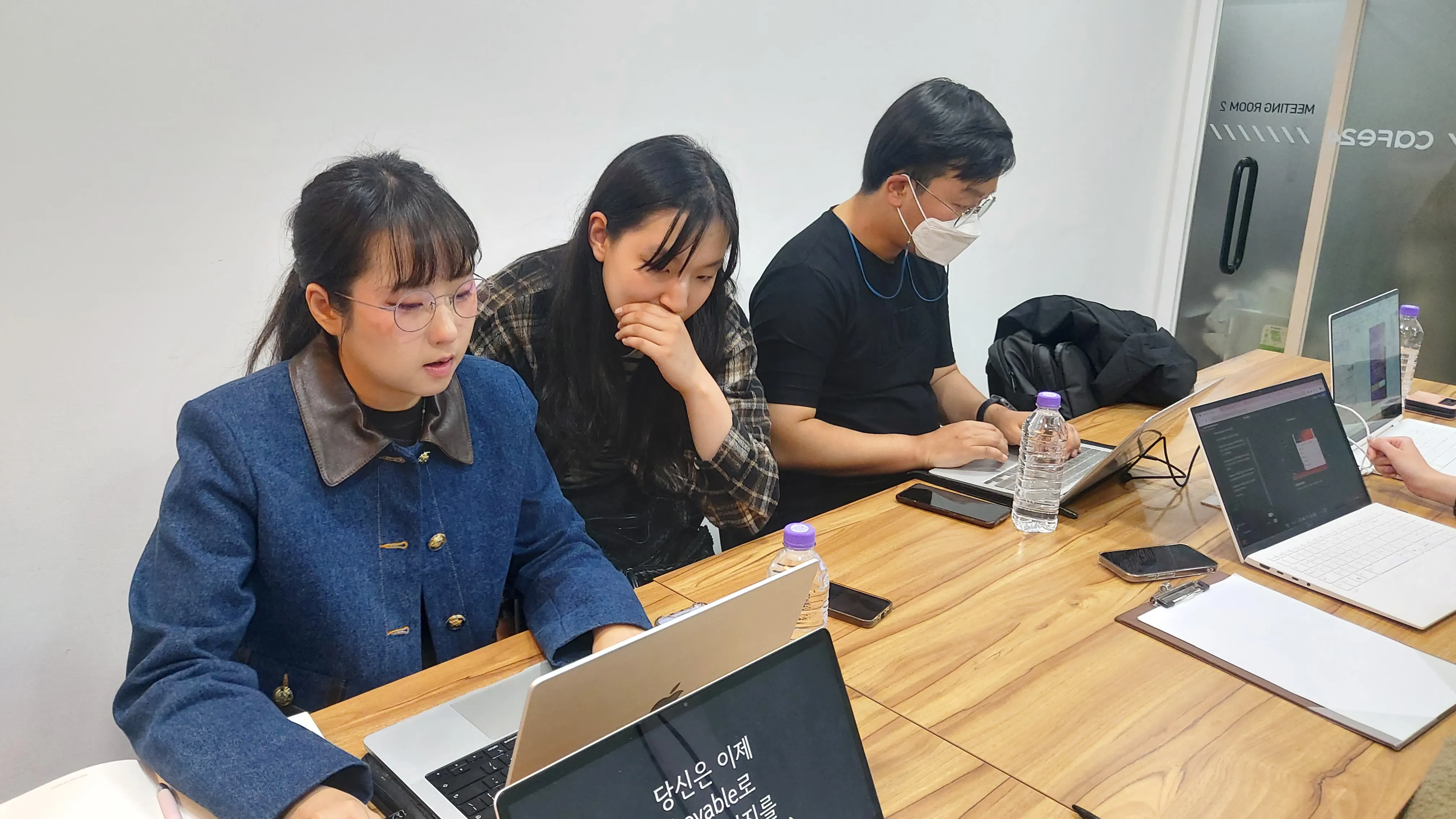 노트북을 보며 실제 과제를 실습하는 현장